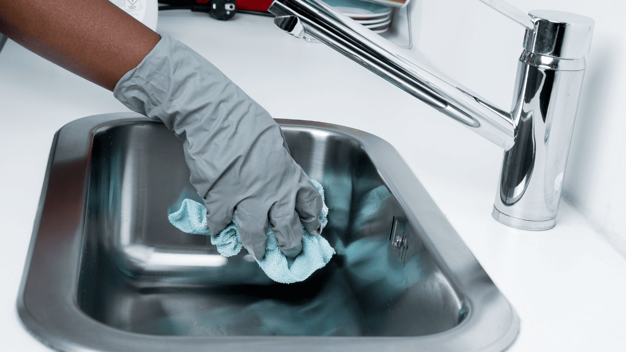 cleaning kitchen sink